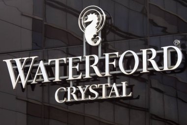 Waterford, İrlanda - 14th Ağustos 2018: Waterford, İrlanda tarihi şehir Waterford kristali fabrika ve perakende mağaza dış logosuna Waterford kristali. 