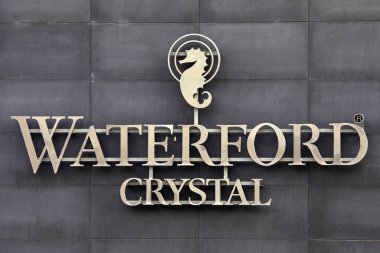 Waterford, İrlanda - 14th Ağustos 2018: Waterford, İrlanda tarihi şehir Waterford kristali fabrika ve perakende mağaza dış logosuna Waterford kristali. 