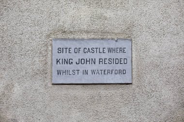 Tarihi şehir, Kral John 1210 yılında İrlanda onun sefer sırasında kaldığı yeri işaretleme Waterford, İrlanda, a plaket. 
