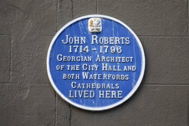 Waterford, İrlanda - 14th Ağustos 2018: mimar John Roberts yaşadığı, Waterford, İrlanda'nın tarihi şehir işaretleme mavi plaket. 
