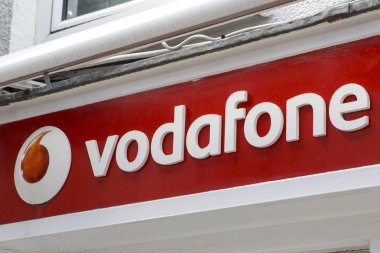 Waterford, İrlanda - 14th Ağustos 2018: Vodaphone logosu bir giriş onların mağazalar Waterford, İrlanda için yukarıda.