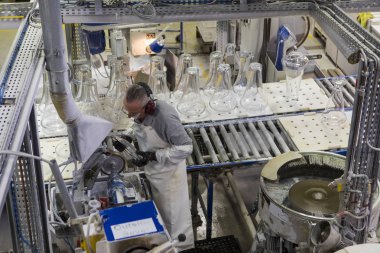 Waterford, İrlanda - 15 Ağustos 2018: kalite kontrol departmanı Waterford kristali fabrikada, Waterford, İrlanda. 