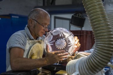 Waterford, İrlanda - 15 Ağustos 2018: Waterford kristali fabrikada Waterford şehir Sculpting departmanında İrlanda çalışma bir usta. 