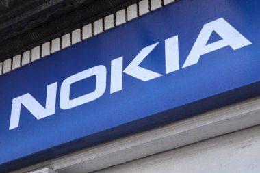 Waterford, İrlanda - 16 Ağustos 2018: Nokia şirket logosu Waterford, İrlanda telefon dükkanda yukarıda.