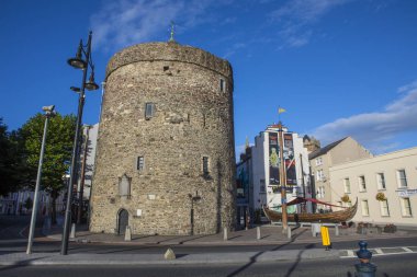 Waterford, İrlanda - 16 Ağustos 2018: Reginalds Kulesi ve Viking Longboat yinelemenin Waterford, İrlanda tarihi şehir içinde Vadrarfjordr adlı bir görünüm.