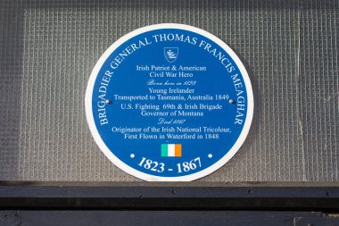Waterford, İrlanda - 16 Ağustos 2018: Waterford tarihi şehir nerede İrlandalı milliyetçi Thomas Francis Meagher 1823 doğdu yer işaretleme mavi bir plaket. 