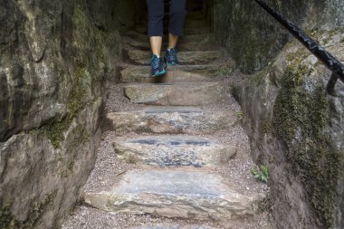 Blarney, İrlanda - 16 Ağustos 2018: Blarney, İrlanda tarihi Blarney kalede isteyen adımları yürüyen bir ziyaretçi. 
