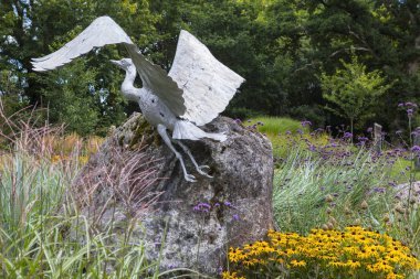 Blarney, İrlanda - 16 Ağustos 2018: A Heron heykel İrlanda Cumhuriyeti tarihi Blarney kalenin güzel arazisinde. 