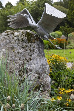 Blarney, İrlanda - 16 Ağustos 2018: A Heron heykel İrlanda Cumhuriyeti tarihi Blarney kalenin güzel arazisinde. 
