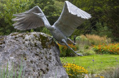 Blarney, İrlanda - 16 Ağustos 2018: A Heron heykel İrlanda Cumhuriyeti tarihi Blarney kalenin güzel arazisinde. 