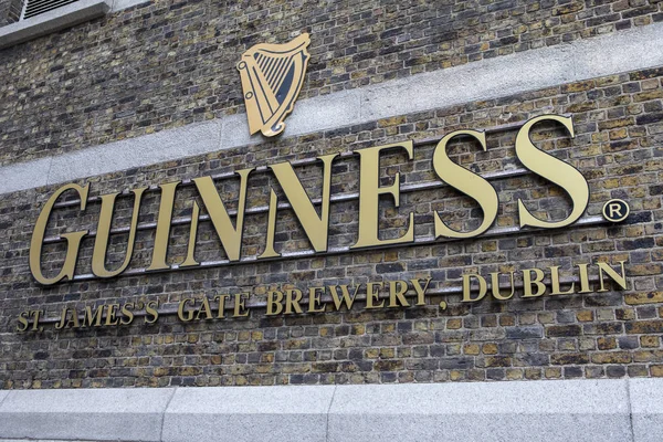 アイルランド共和国 2018 2018 日にアイルランド共和国のダブリン市のギネス聖 Jamess ゲート醸造所でギネスのサイン ビール醸造所は アーサー ギネスによって 1759 — ストック写真