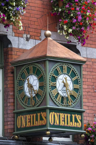 アイルランド共和国 2018 2018 日にダブリンのサフォークの通り Oneills の公共住宅の内外の時計の表示 — ストック写真