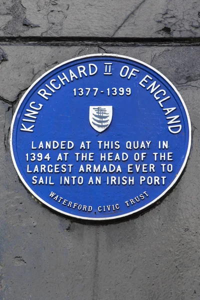 爱尔兰共和国沃特福德 2018年8月14日 在沃特福德市码头上 一块蓝色的牌子 标志着英国国王理查德二世于1394年登陆爱尔兰最大的阿玛达号 成为爱尔兰港口的号 — 图库照片