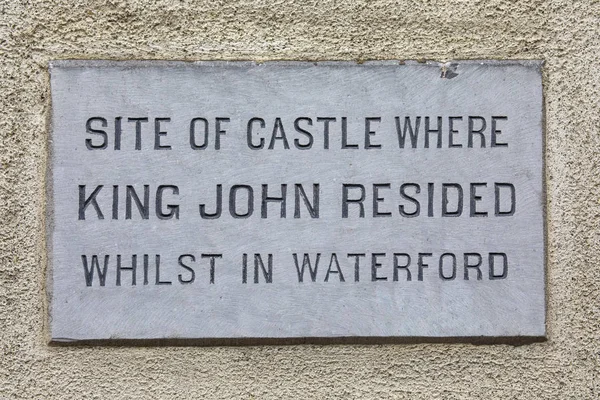 爱尔兰共和国历史名城沃特福德的一块牌匾 标志着约翰国王在1210远征爱尔兰期间留下的位置 — 图库照片