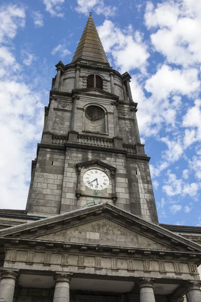 爱尔兰共和国历史名城沃特福德宏伟的基督教大教堂的景色 — 图库照片