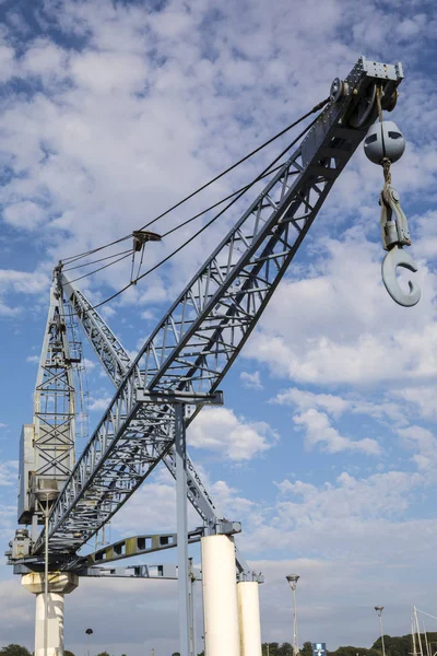 Een Originele Imposante Scheepvaart Kraan Gelegen Langs Kade Historische Stad — Stockfoto