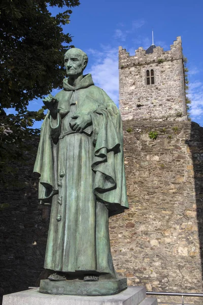Socha Irské Františkánský Mnich Luke Vata Francouzský Církev Kláštera Pozadí — Stock fotografie