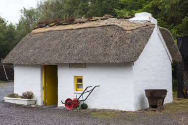 County Kerry, İrlanda Cumhuriyeti, 17th Ağustos 2018: geleneksel bir 19.yüzyıl Kerry bataklık Köy Müzesi County Kerry, İrlanda Cumhuriyeti'nde yazlık thatched. 