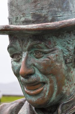 Waterville, İrlanda - 17th Ağustos 2018: efsanevi Hollywood aktör Charlie Chaplin de köyün Waterville, İrlanda'nın heykeli. Chaplin çok sayıda occassions köyü kaldı. 