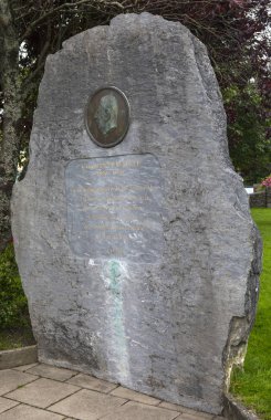 Sneem, İrlanda - 17th Ağustos 2018: abide İrlanda, Sneem köy içinde köyün 1969 yılında ziyaret eden eski Fransa Cumhurbaşkanı Charles De Gaulle için adanmış.