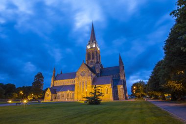 Killarney, County Kerry, İrlanda muhteşem St. Marys katedralde alacakaranlık saat görünümü.