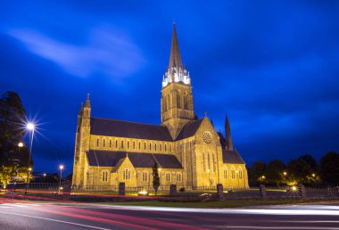 Killarney, County Kerry, İrlanda muhteşem St. Marys katedralde alacakaranlık saat görünümü.