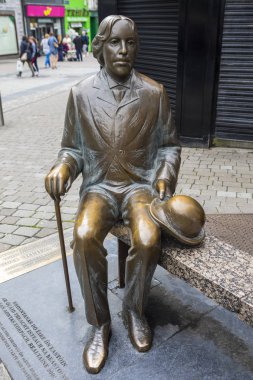 Galway, İrlanda - 19 Ağustos 2018: İrlandalı şair ve oyun yazarı Oscar Wilde Galway İrlanda Cumhuriyeti tarihi şehirde heykeli. 