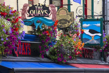 Galway, İrlanda - 19 Ağustos 2018: çok sayıda pub ve barlar Galway, İrlanda Cumhuriyeti City Quay sokakta belirtileri.