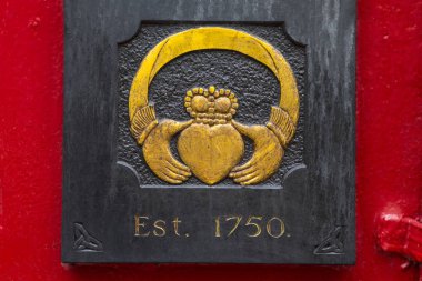 Galway, İrlanda - 19 Ağustos 2018: Thomas Dillon kuyumcular - Galway, İrlanda Claddagh yüzüğü özgün yapımcıları 1750 beri. Aşk, sadakat ve arkadaşlık temsil eden geleneksel İrlandalı yüzük Claddagh yüzüğü mü.