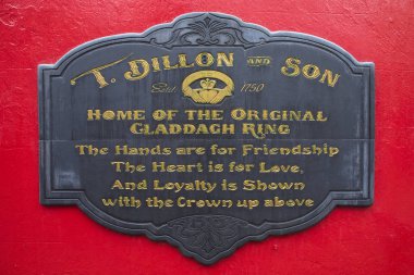 Galway, İrlanda - 19 Ağustos 2018: Thomas Dillon kuyumcular - Galway, İrlanda Claddagh yüzüğü özgün yapımcıları. Aşk, sadakat ve arkadaşlık temsil eden geleneksel İrlandalı yüzük Claddagh yüzüğü mü.