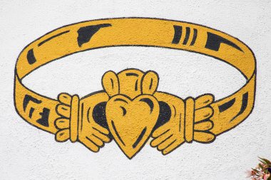 Galway, İrlanda - 19 Ağustos 2018: geleneksel İrlandalı Claddagh yüzüğü şehrin Galway, İrlanda kuyumcular Shop dış yukarıda bir çizimi. 