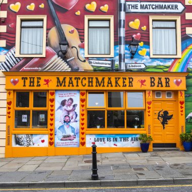 Lisdoonvarna, İrlanda - 19 Ağustos 2018: spa town Lisdoonvarna İrlanda Matchmaker barda. Şehrin yıllık bir çöpçatanlık Festivali her Ağustos düzenlenmektedir..