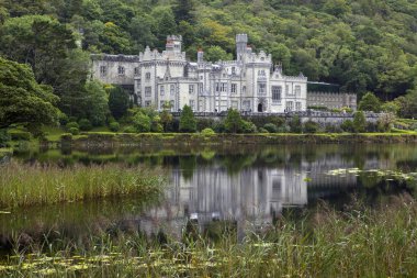 County Galway, İrlanda - 20 Ağustos 2018: Muhteşem Kylemore Abbey - Benedictine Manastırı gerekçesiyle Connemara, County Galway, İrlanda kalede Kylemore görünümünü. 