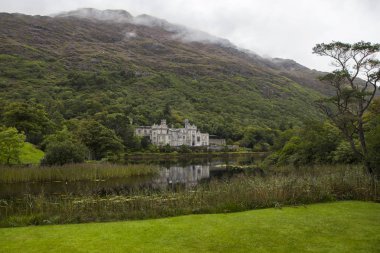 County Galway, İrlanda - 20 Ağustos 2018: Muhteşem Kylemore Abbey - Benedictine Manastırı gerekçesiyle Connemara, County Galway, İrlanda kalede Kylemore görünümünü. 