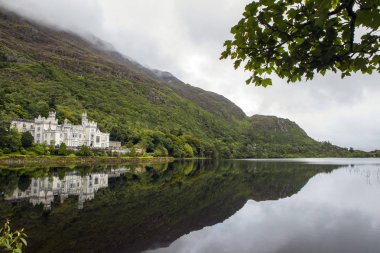 County Galway, İrlanda - 20 Ağustos 2018: Muhteşem Kylemore Abbey - Benedictine Manastırı gerekçesiyle Connemara, County Galway, İrlanda kalede Kylemore görünümünü. 
