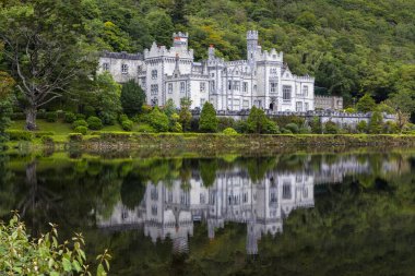 County Galway, İrlanda - 20 Ağustos 2018: Muhteşem Kylemore Abbey - Benedictine Manastırı gerekçesiyle Connemara, County Galway, İrlanda kalede Kylemore görünümünü. 
