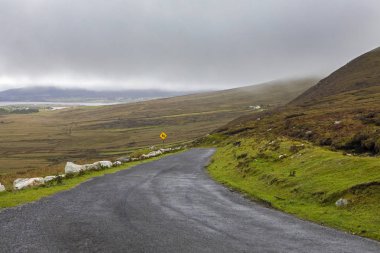 Yolun görünümünü yaban Atlantik yolda Achill adada County Mayo, Ireland.