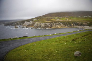 Ashleam Körfezi'nin çarpıcı manzara vahşi Atlantik yolda, Achill Adası, İrlanda her bakıldığında. 