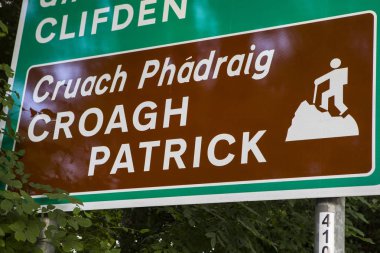 Dağ ve hac Croagh Patrick önemli bir site County Mayo, Ireland içinde gösteren bir yol işareti.