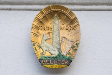 Belleek, Kuzey İrlanda - 22nd Ağustos 2018: Dış tarafında Kuzey İrlanda Belleek kasaba Bellek seramik fabrikasında bulunan ünlü Belleek seramik şirketin sembolü. 