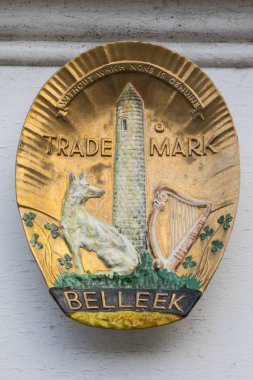 Belleek, Kuzey İrlanda - 22nd Ağustos 2018: Dış tarafında Kuzey İrlanda Belleek kasaba Bellek seramik fabrikasında bulunan ünlü Belleek seramik şirketin sembolü. 