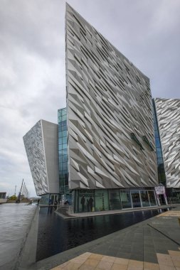 Belfast, Kuzey İrlanda - 23rd Ağustos 2018: Etkileyici mimarisi Titanic Belfast Müzesi nerede Rms Titanic inşa edilmiş eski Harland ve Wolff tersane sitede. 