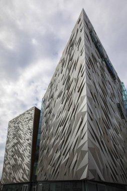 Belfast, Kuzey İrlanda - 23rd Ağustos 2018: Etkileyici mimarisi Titanic Belfast Müzesi nerede Rms Titanic inşa edilmiş eski Harland ve Wolff tersane sitede. 