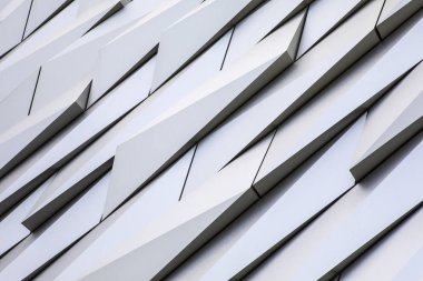 Belfast, Kuzey İrlanda - 23rd Ağustos 2018: Titanic Belfast Müzesi nerede Rms Titanic inşa edilmiş eski Harland ve Wolff tersane sitede etkileyici mimari bir detay. 