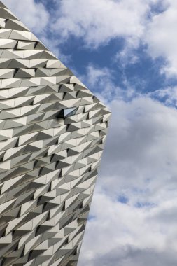 Belfast, Kuzey İrlanda - 23rd Ağustos 2018: Etkileyici mimarisi Titanic Belfast Müzesi nerede Rms Titanic inşa edilmiş eski Harland ve Wolff tersane sitede. 