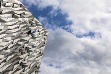 Belfast, Kuzey İrlanda - 23rd Ağustos 2018: Etkileyici mimarisi Titanic Belfast Müzesi nerede Rms Titanic inşa edilmiş eski Harland ve Wolff tersane sitede. 