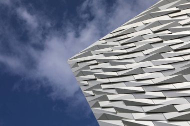 Belfast, Kuzey İrlanda - 23rd Ağustos 2018: Etkileyici mimarisi Titanic Belfast Müzesi nerede Rms Titanic inşa edilmiş eski Harland ve Wolff tersane sitede. 