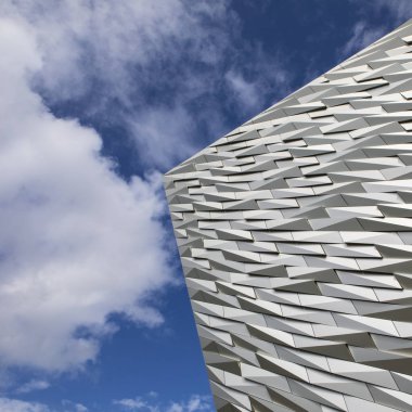 Belfast, Kuzey İrlanda - 23rd Ağustos 2018: Etkileyici mimarisi Titanic Belfast Müzesi nerede Rms Titanic inşa edilmiş eski Harland ve Wolff tersane sitede. 