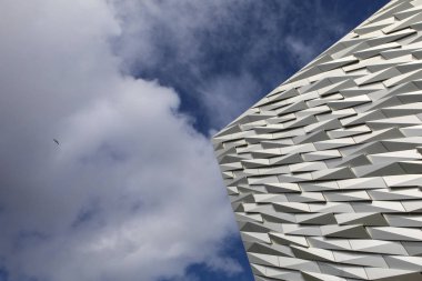 Belfast, Kuzey İrlanda - 23rd Ağustos 2018: Etkileyici mimarisi Titanic Belfast Müzesi nerede Rms Titanic inşa edilmiş eski Harland ve Wolff tersane sitede. 