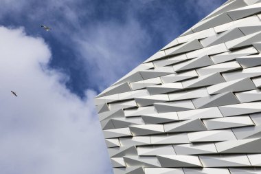 Belfast, Kuzey İrlanda - 23rd Ağustos 2018: Etkileyici mimarisi Titanic Belfast Müzesi nerede Rms Titanic inşa edilmiş eski Harland ve Wolff tersane sitede. 